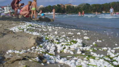 Мистериозно замърсяване на плажа в Приморско