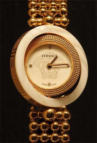 "Версаче" сложиха скъпоценни камъни по часовниците си