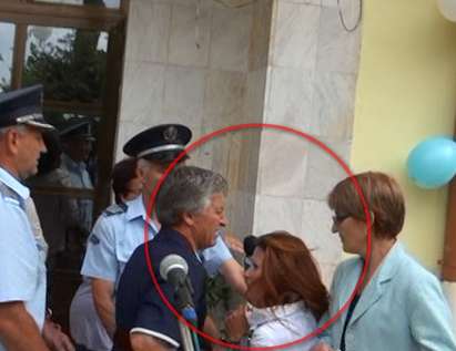 Брутално видео: Журналистката Ваня Чечева беше нападната и пребита в училище пред полицаи