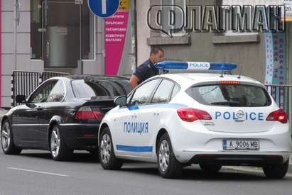 Летящо БМВ паникьоса пешеходци в центъра на Бургас, полицаи го гонят (СНИМКИ)