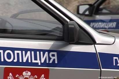 Мъж рани двама и открадна полицейска кола, защото не му дали водка