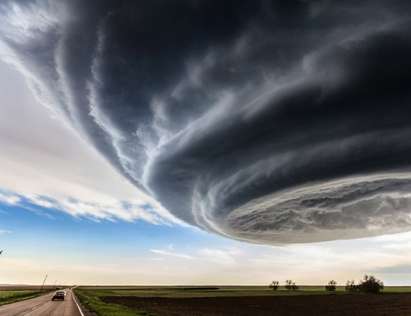 Фотограф снима облаци с формата на извънземни кораби
