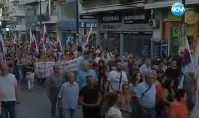 Хиляди гърци протестират срещу “Златна зора” заради убийството на музикант