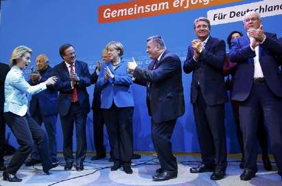 Меркел печели вота в Германия, но ще преговаря за коалиция със съперниците си