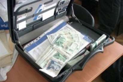 Бизнесмен забрави куфарче с 10 000 лева в отключен джип, откраднаха го мигновено