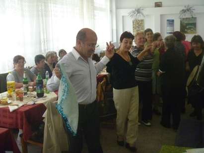 Възрастните хора в Приморско извиха хоро за празника си, поведе го кметът Германов