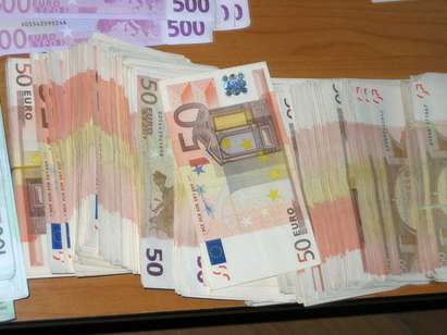 Митничари от Аерогара София задържаха недекларирани 407 хиляди евро