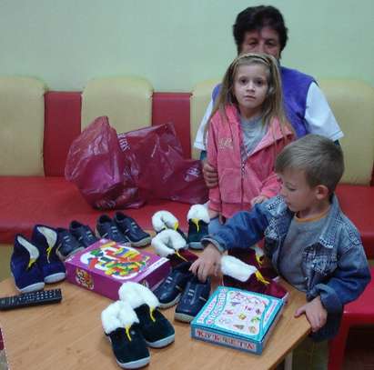 "Малкият Принц" с хуманитарна мисия в Доспат, бургазлии радват деца с пантофки и лакомства