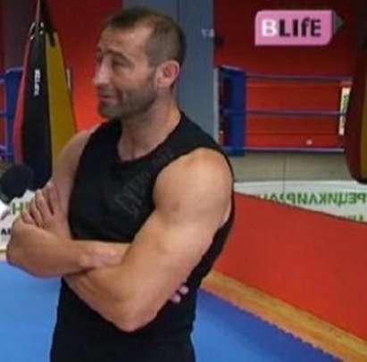 Треньор на Долф Лунгрен показа бойни умения на площада в Карнобат