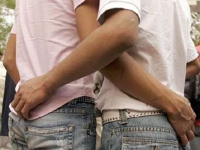 Арабско чудо ще лови гейове и лесбийки, гонят ги от летищата