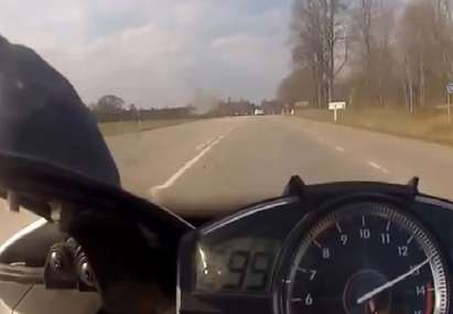 Самоубийци! Пистова Ямаха гони Мерцедес с 300 км/ч по обикновен път с насрещно движение (видео)