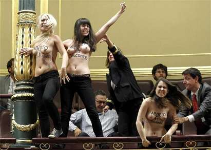 Голи девойки скочиха на депутати с призив "Излез от вагината ми"