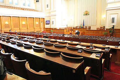 Битови неволи в парламента, депутатите делят стаи