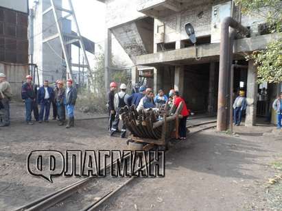 Протестиращите в мина Черно море пращат до банкомата емисар, без заплати остават под земята