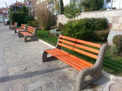 С нови пейки за отдих на жители и туристи блести площадът в Свети Влас
