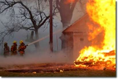 Клошарка запали необитаема къща, топлила се вътре с огън