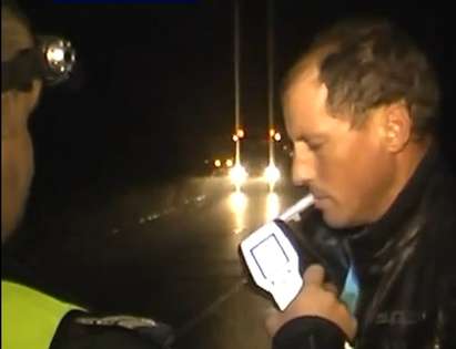 Пиян шофьор не иска да духа, влуди полицаите, вижте култовото видео