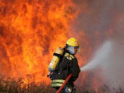 Пепел вали над Карнобат, гори пожар край пътя за Шумен