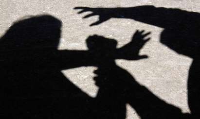 Изверг брутално изнасилва малката си дъщеря 7 години
