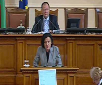 Бургаски депутат пита министър Златанова: Раздвоение на личността ли имате?