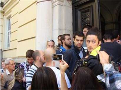 Напрежение в Софийския университет - протестиращи и контри се обиждаха цял час