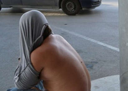 Изнасилен наркодилър изхвърлен гол на пътя край Бургас