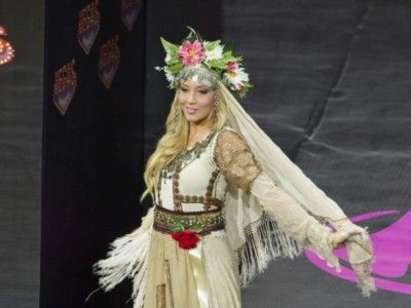 Мис Вселена България Венета Кръстева дефилира с носия в Москва