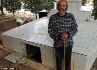Бездомник живее 13 години на гробищата до трупа на приятеля си