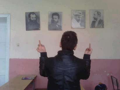 Напушен ученик показва среден пръст на Ботев и Каравелов