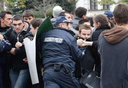 Арестуваният пред парламента - обявен за общонационално издирване