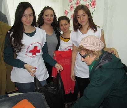 Млади ротарианци дариха топли дрехи на семейства в нужда