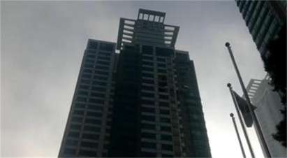 Хеликоптер се удари в небостъргач в Сеул, пилотът загина