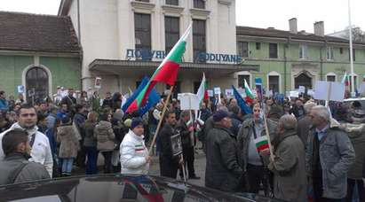 Влакът на ДПС стовари на гара Подуене групата от Бургас с плакати: „Ние гласувахме за Орешарски”