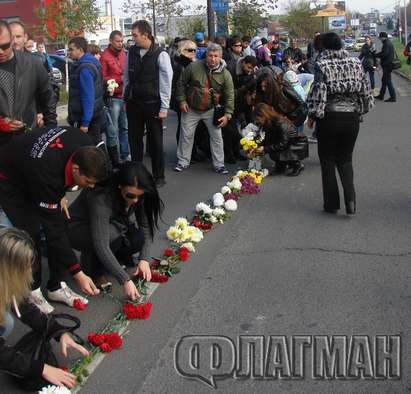 Десетки положиха цветя в памет на Валя, призоваха за разумно шофиране