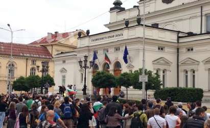 Покъртително видео: Сълзите на студенти и полицай на протестите