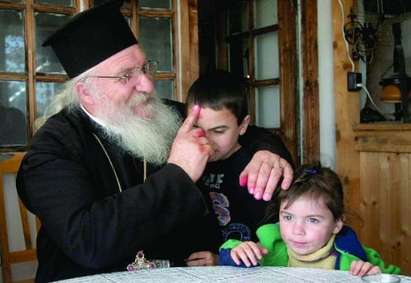 Отец Иван приюти роми с 18 деца, те го ограбиха