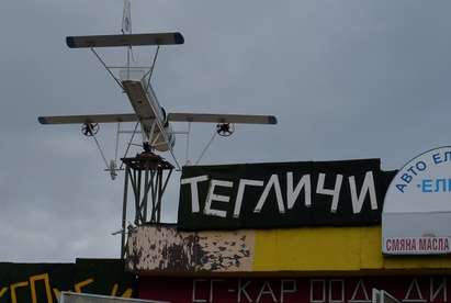 Бургаски монтьори направиха самолет от бойлери и скулптури от ауспуси