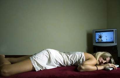 Сексолози: Телевизорът убива любовта