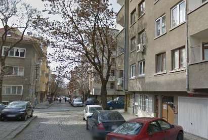 Батка с „Мерцедес” бутна 23-годишна жена в центъра на Бургас, сби се с гаджето й