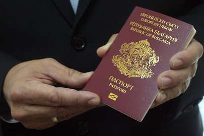 Арестуваха българин за изработка на фалшиви паспорти в Македония