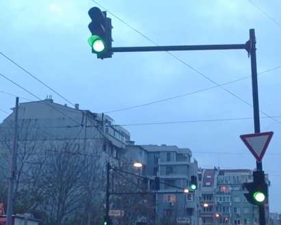 Работят ли светофарите на Механото, преценете сами?
