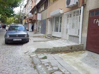Междусъседски войни за паркиране в бургаския ж.к. „Възраждане”: хитреци бетонират тротоара пред гаражите си