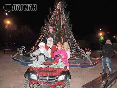3000 лампички грейнаха на елхата в Обзор, Дядо Коледа пристигна с ATV (СНИМКИ)