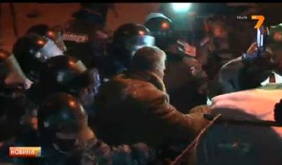 Бой в Киев, милиционери чистят улиците от демонстранти