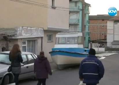 Лодки “плават” по улиците на Равда, майки с колички не могат да използват тротоара