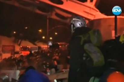 Милиционери премахнаха барикадите на протестиращите в Киев, напрежението расте