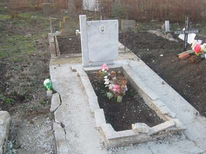Цигани оставиха гробищата в Дебелт без арматура, паметниците рухват