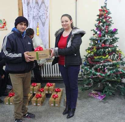 Ротаракт „Бургас-Приморие“ изпревари Дядо Коледа, дари топли обувки на децата в Бата