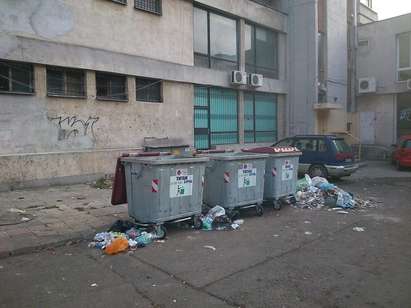 Боклукчийска драма в центъра на Бургас, чисти се като селско дере