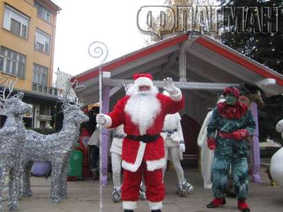 Дядо Коледа идва от Лапландия право при бургаските деца, спрял шейната на хотел „България“ и се спуснал през комина (СНИМКИ)